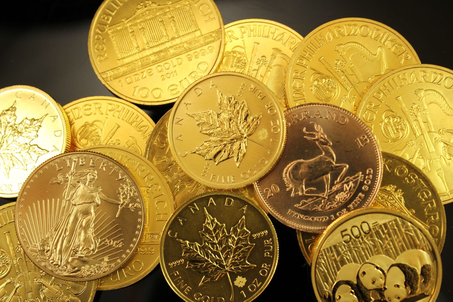 Goldmünzen auf dunkler Oberfläche